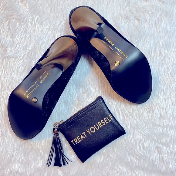 Black Velvet pumps by Chinese Laundry - Picture 6 of 6